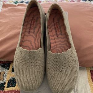 Skechers, relaxed fit. Scalloped edges pretty walking shoe